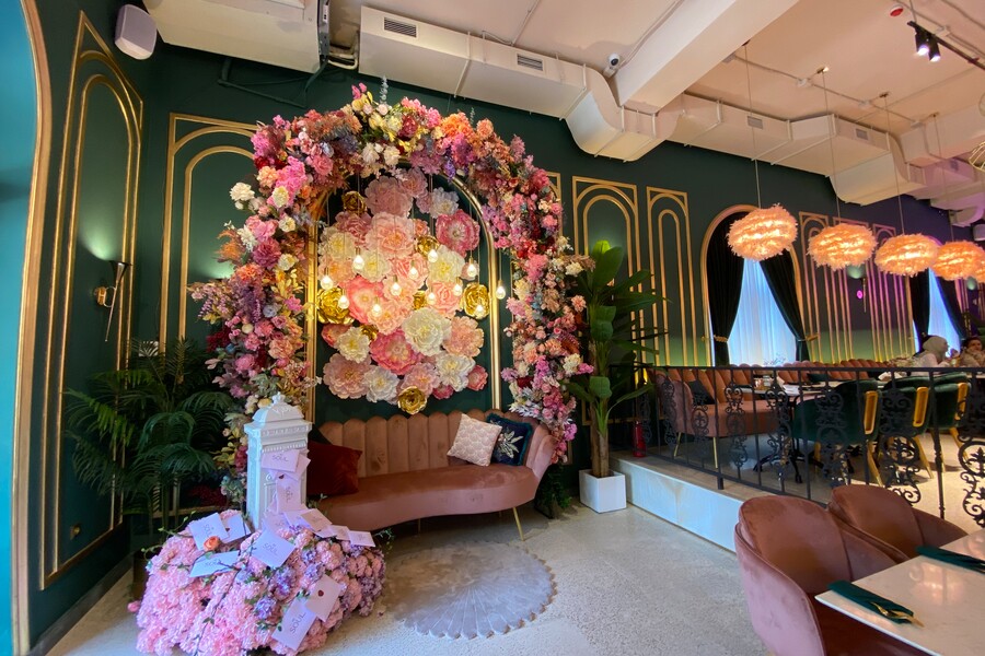 Цветы, романтика, перья и десерты для инстаграм: обзор кафе-бутика Soul