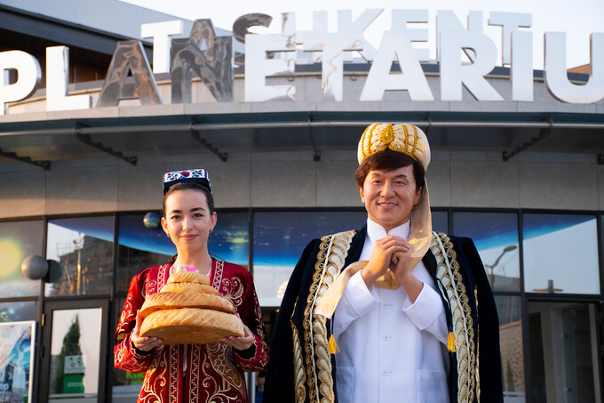 Джеки Чан прилетел в Ташкент