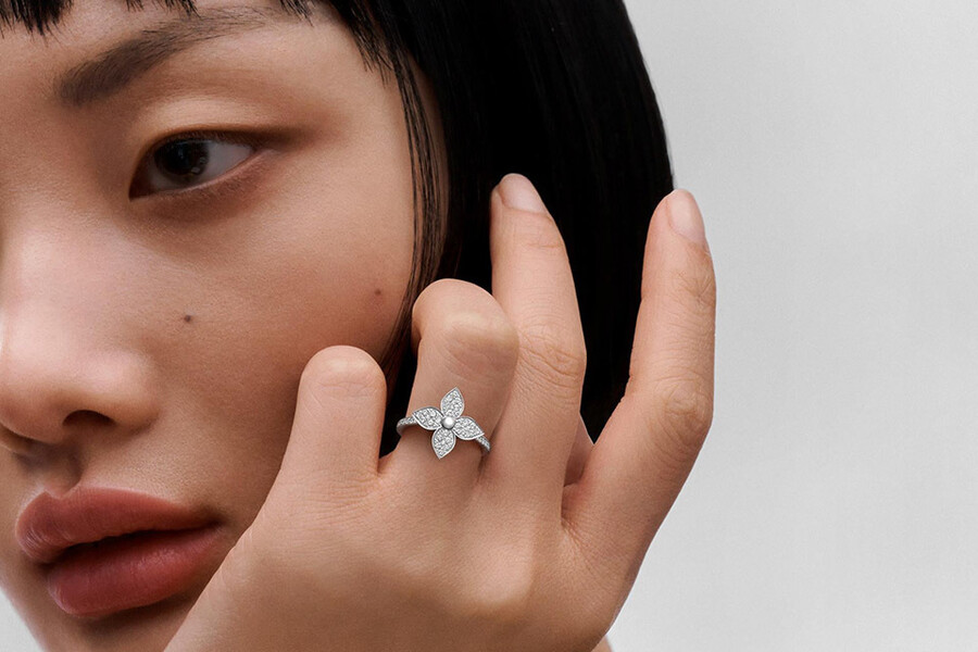 Louis Vuitton пополнили коллекцию Star Blossom украшениями из белого золота с бриллиантами