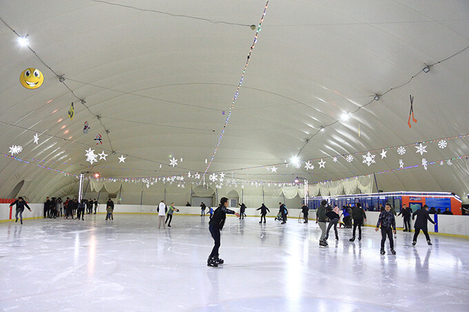 Катание на коньках в Ice Avenue