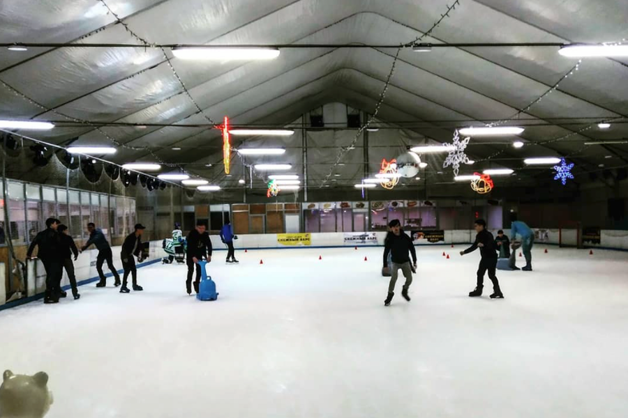 Катание на коньках в Ice Rink