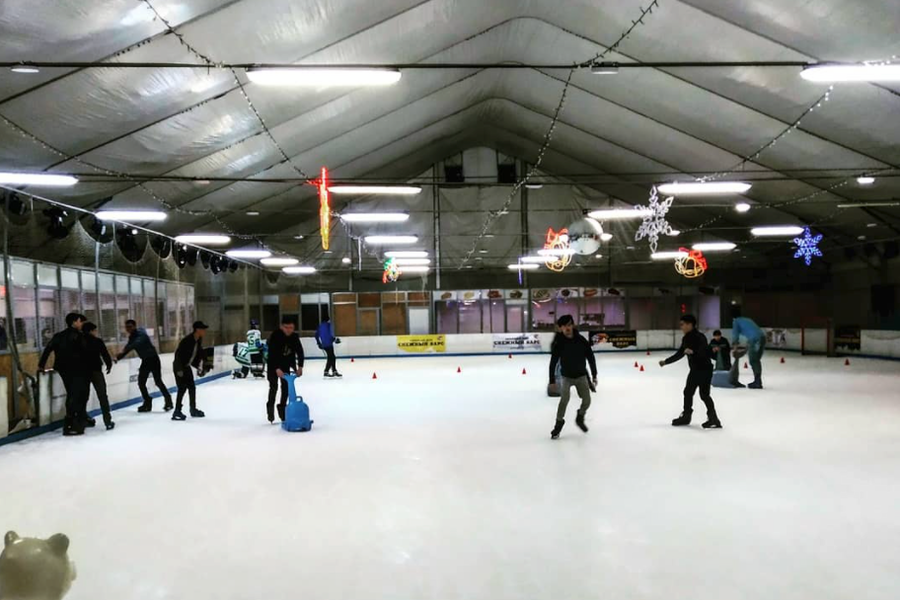 Катание на коньках в Ice Rink