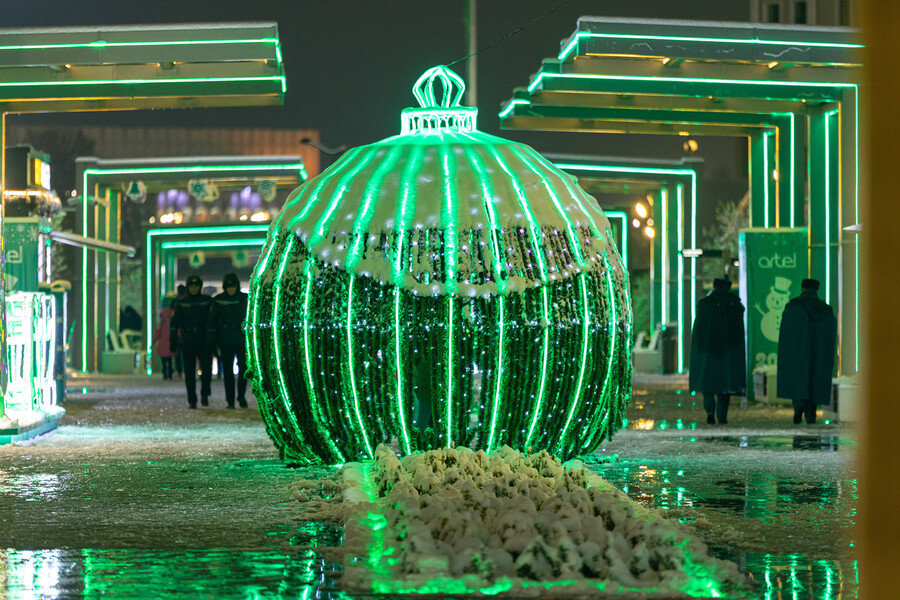 Фото: новогодняя ёлка в парке Tashkent City
