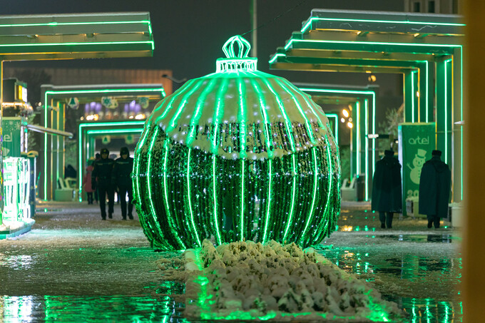 Фото: новогодняя ёлка в парке Tashkent City