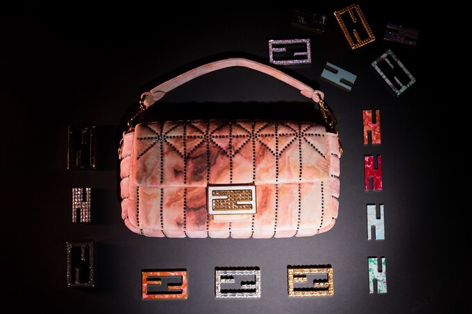 Fendi предлагают собрать собственную сумку «Багет» со стразами