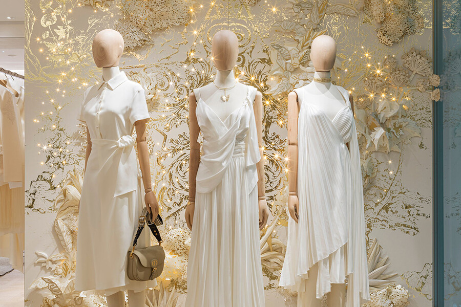 Dior украсили витрины к Новому году по всему миру