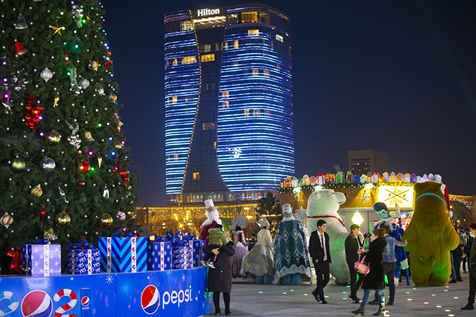 В парке Tashkent Сity установили новогоднюю елку