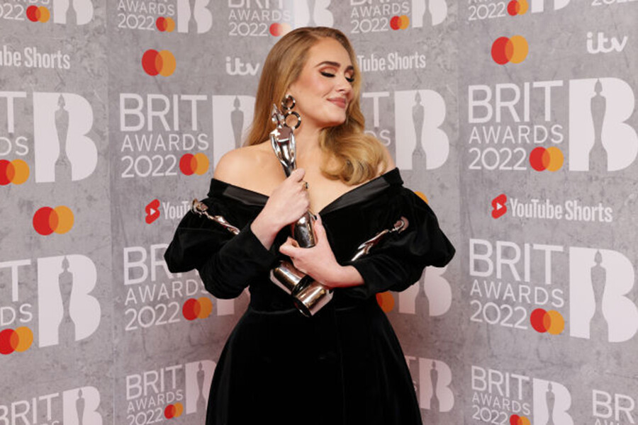 Почти все в черном, а рокеры Maneskin в розовых кружевах: итоги премии Brit Awards