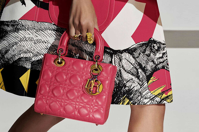 Dior обновили цветовую линию культовых сумок