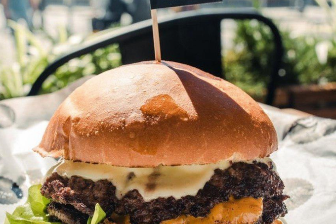 Соревнование по поеданию бургеров в Black Star Burger