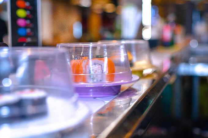 Kaiten Sushi Restaurant предлагает попробовать суши с конвейера