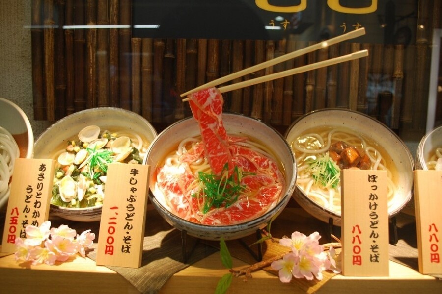 Выставка муляжей японских блюд