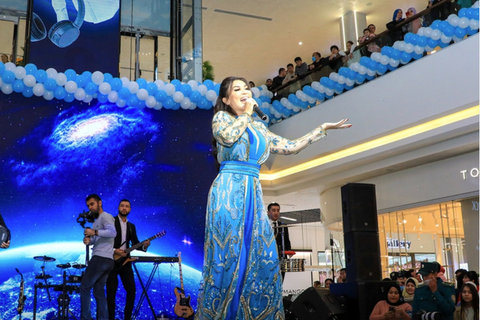 Праздничное шоу в Riviera Mall
