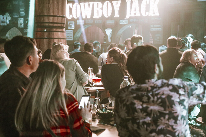 Вечеринка хип-хоп музыки в Cowboy Jack