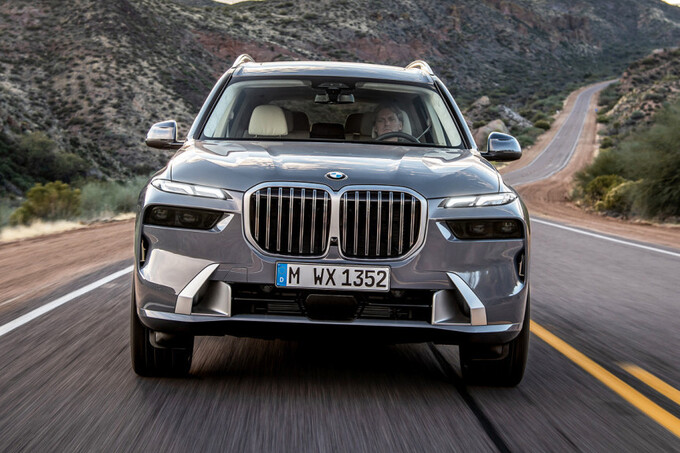 BMW показала обновленный X7: смена дизайна снаружи и внутри