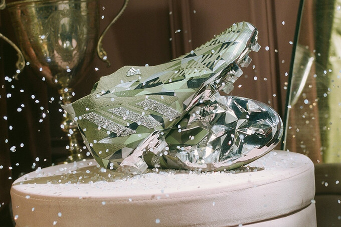 Adidas выпустили коллаборацию со Swarovski