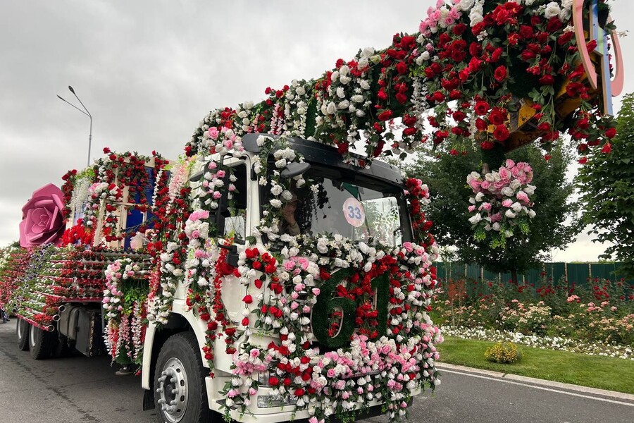 В Намангане стартовал международный фестиваль цветов