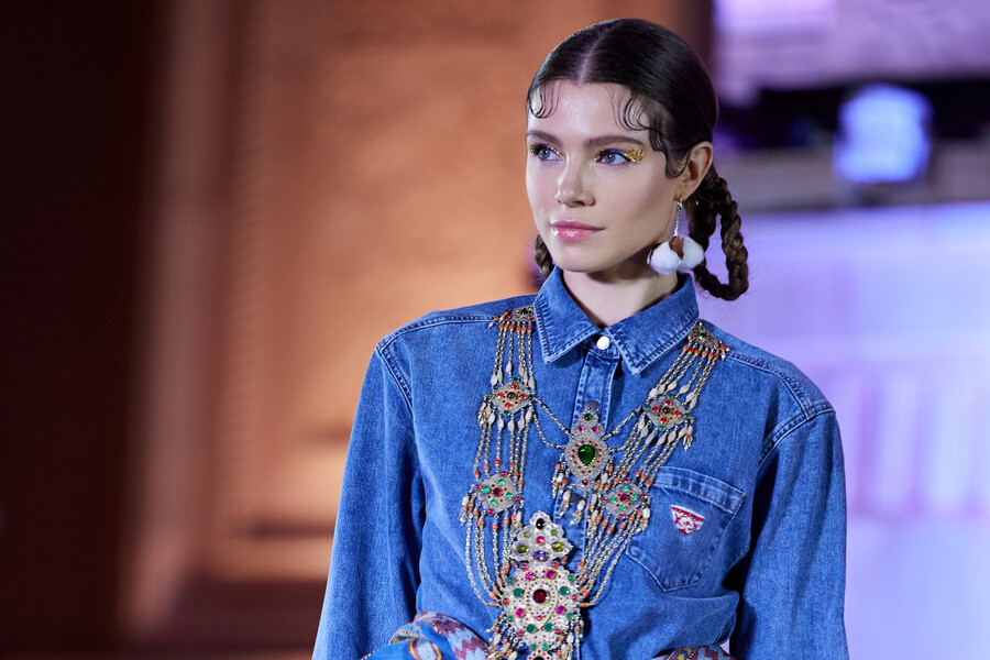 Деним и восточное убранство: показ Dildora Kasimova x BJeans прошел в Ташкенте
