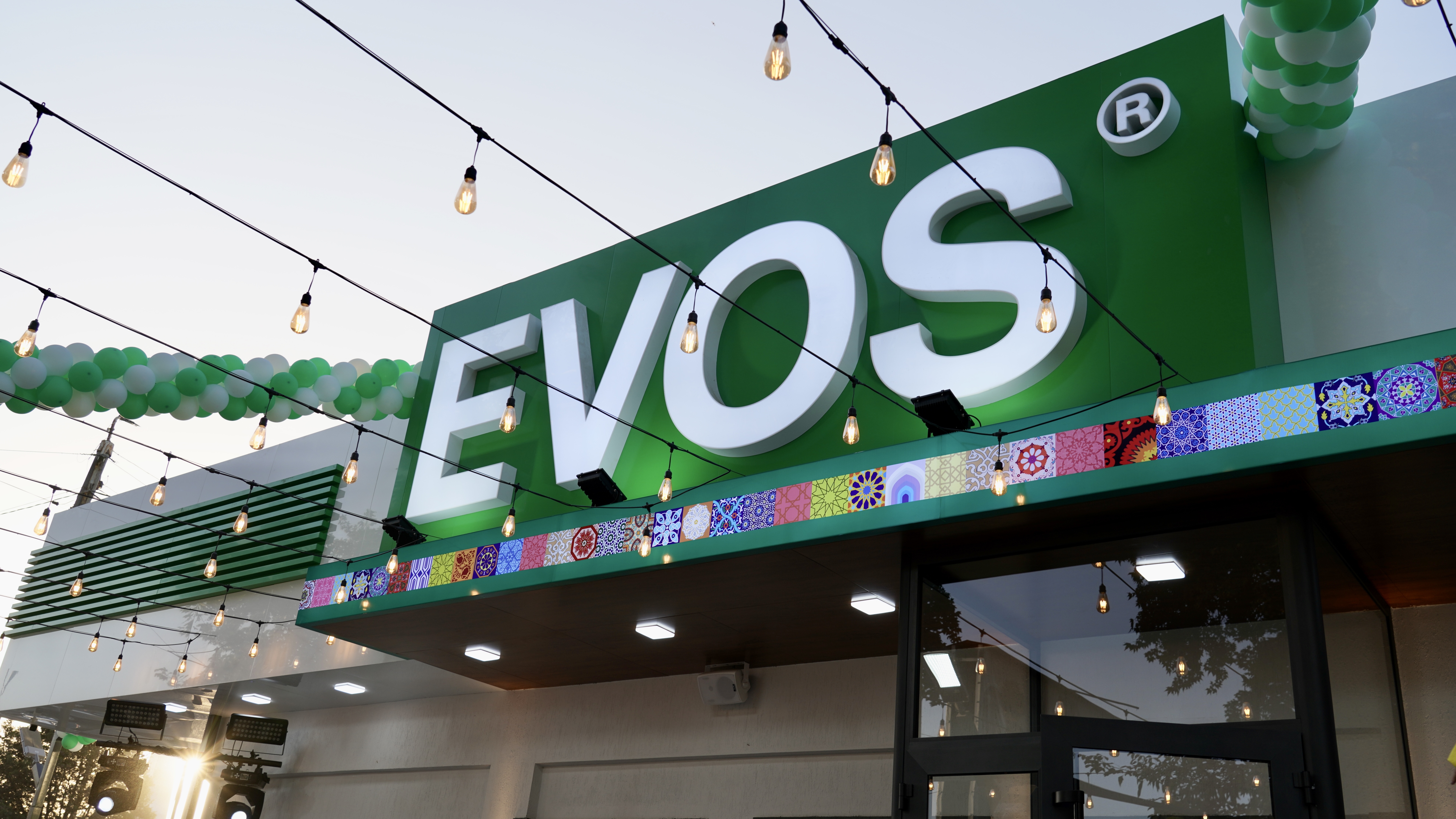 Қисық денелі жас аналар бейнеленген порно