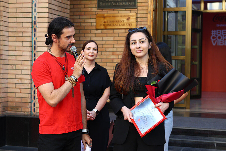 Coca-Cola провела выставку и арт-перформанс Best City Vibe with Best Coke Ever