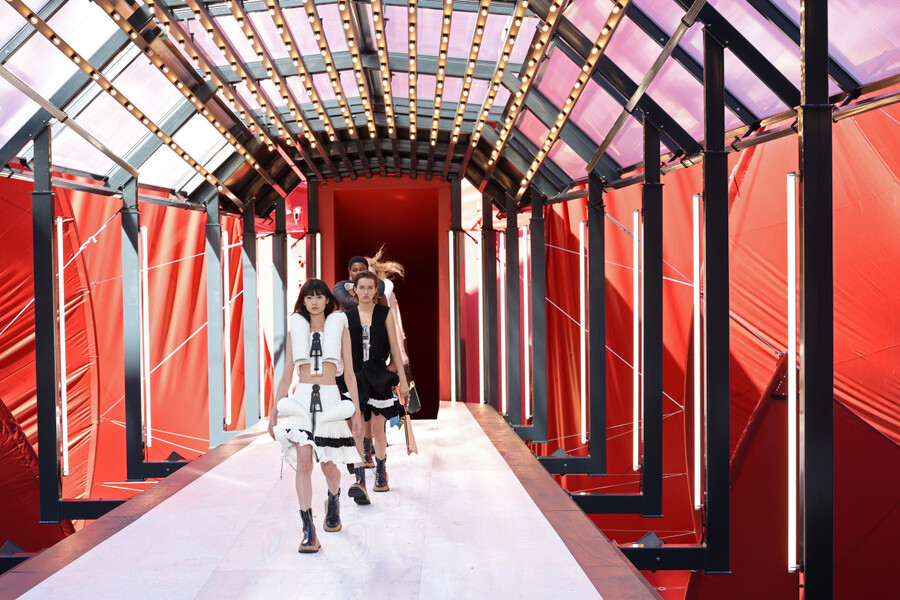 Футуризм и сюрреалистичность: Louis Vuitton закрыли Неделю моды в Париже
