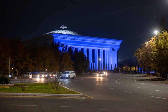 Здания в Ташкенте подсветили синим цветом в честь Всемирного дня детей