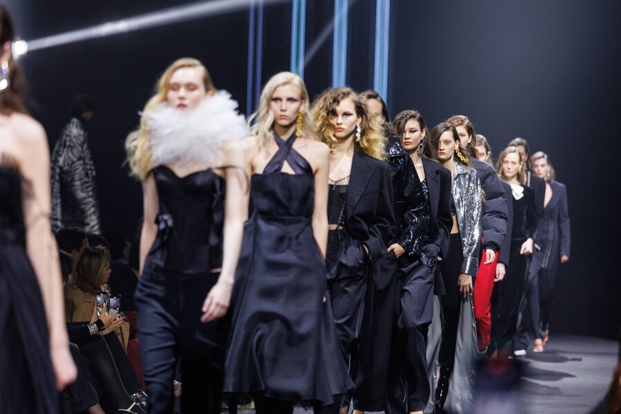 Смена айдентики и дух Saint Laurent: как прошел показ Glamour