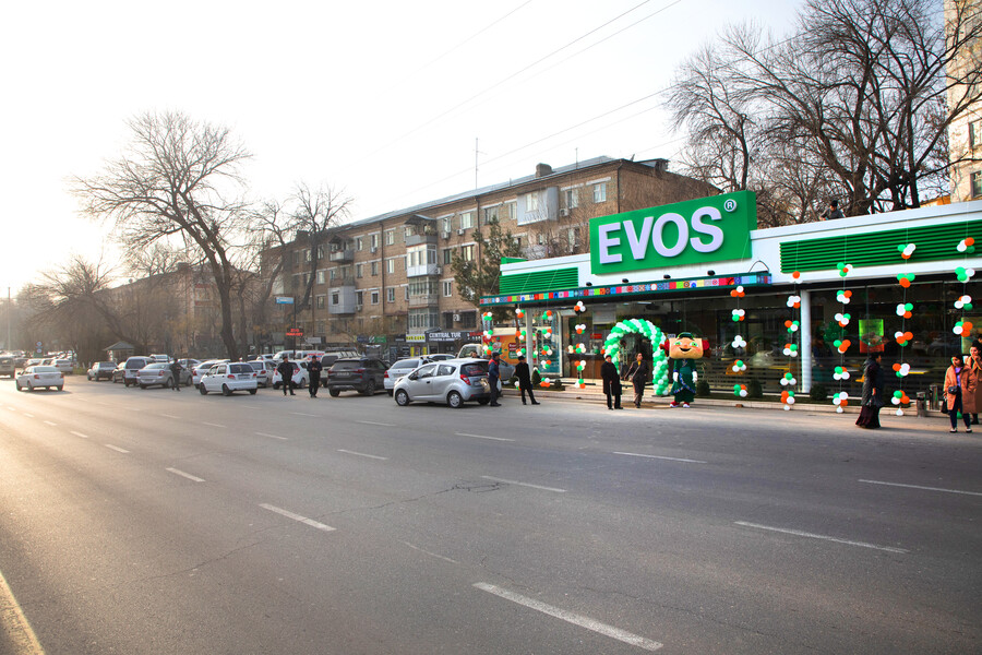 Новый филиал Evos открылся на перекрестке «Буюк ипак йули»