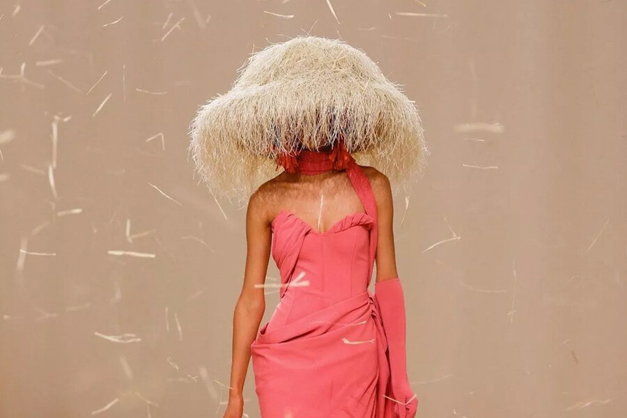 Соломенный ливень: Jacquemus представили коллекцию Le Raphia