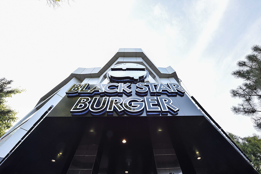 В честь премьеры фильма «Аватар 2» Black Star Burger запустил тематический синий бургер