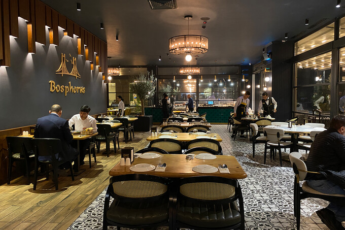 Bosphorus restoranida Turk bo'g'oziga xos kayfiyat