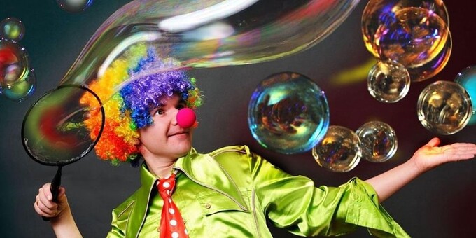 Шоу мыльных пузырей с клоунами
