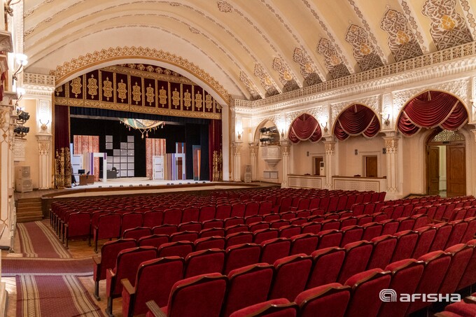 Teatr sahnasida yalangoch odamlarning fotosuratlari Teatr sahnasida yalangoch odamlarning fotosuratlari
