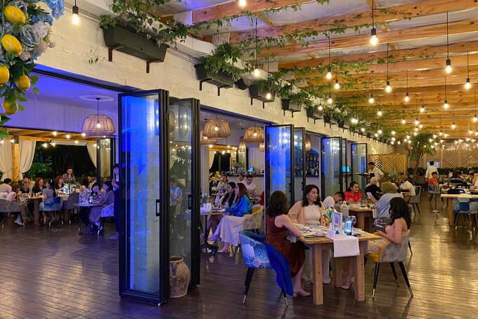 AZUR`da likopchalar sindirish va sirtaki raqsi: yangi grek restoraniga sharh