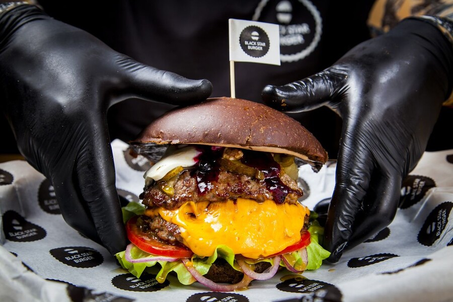 Акция в честь Международного дня бургера в Black Star Burger