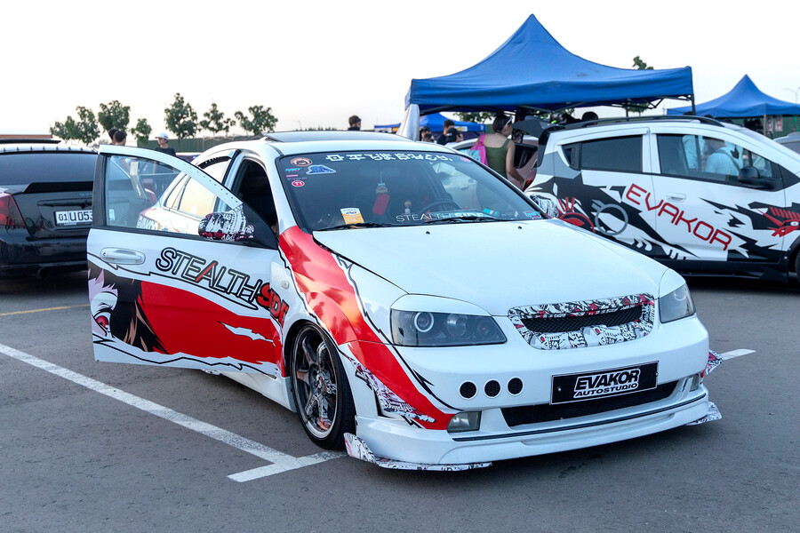 Стертые покрышки, тюнингованные авто и жонглирование огнем: Drift show 2023 в Ташкенте