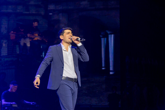 “Biz ham bir yashasak maylimi?”: Jaloliddin Ahmadaliyev konsertidan eksklyuziv reportaj