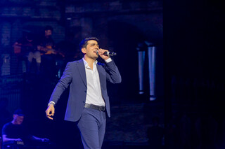 “Biz ham bir yashasak maylimi?”: Jaloliddin Ahmadaliyev konsertidan eksklyuziv reportaj