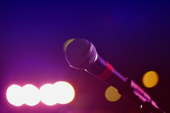 "Xay mayli" stand-up shousida ochiq mikrofon