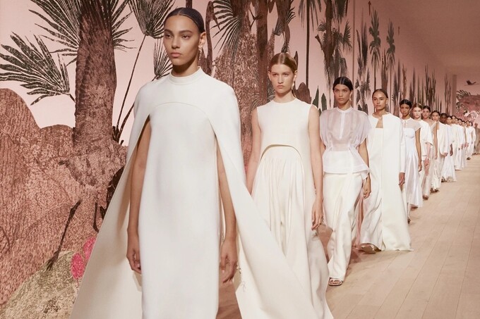 Греческие богини: Dior представили кутюрную коллекцию осень-зима 2023