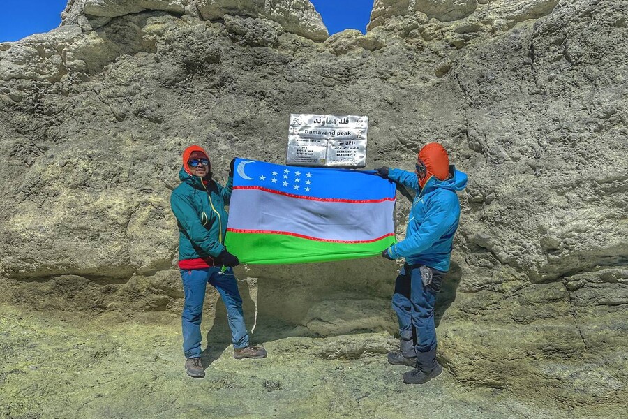 Флаг Узбекистана подняли над самым высоким вулканом Азии