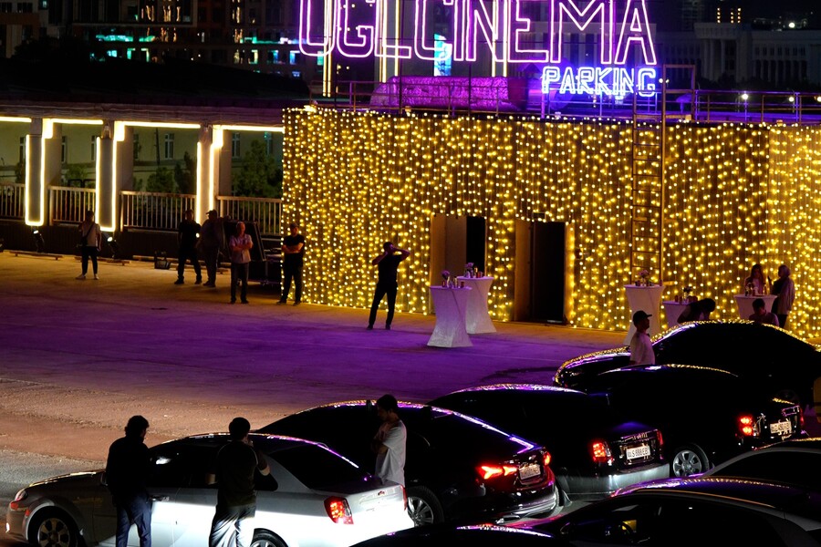 Ugl Cinema Parking`dan mashinada tomosha qilish uchun film namoyishlari