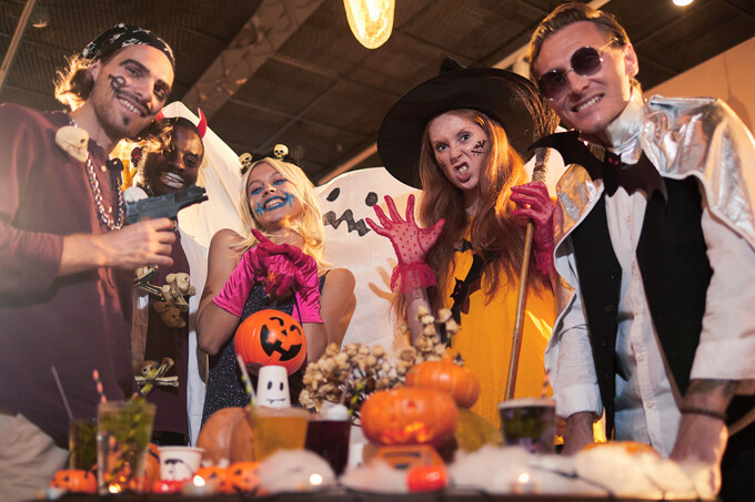 Peggy's Pub`da Halloween Party