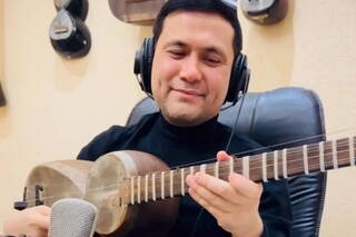 Музыкант Шерзод Эргашев сыграл песню «Пыяла» на узбекском инструменте