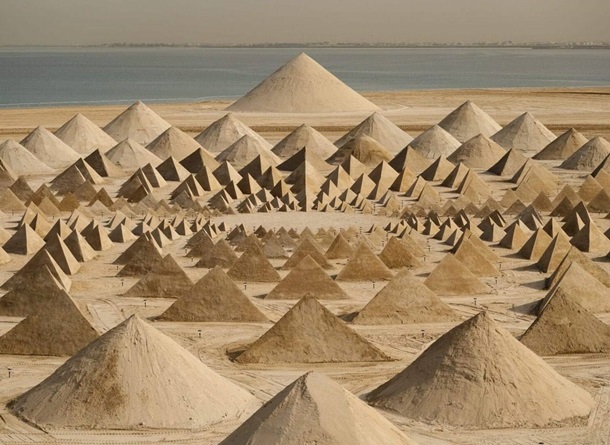 Abu-Dabida 448 ta piramidadan iborat installyatsiya yaratildi