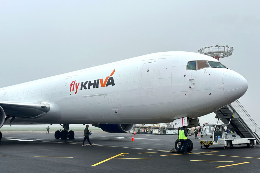 Первый самолет авиакомпании Fly Khiva встретили в аэропорту Ташкента