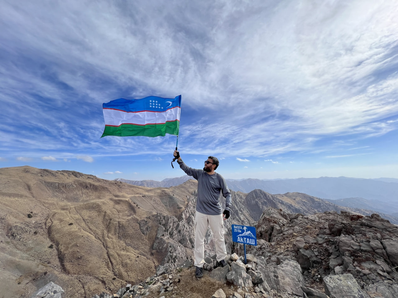 Xojayin unga boysunuvchi xodimni uning kunnilingusini yalashga majbur qildi.