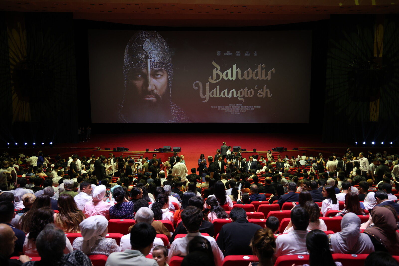 Anal jinsiy aloqada bolgan yosh, chiroyli shved ayolining pornosi Er-xotinlar jinsiy aloqada bolgan porno video