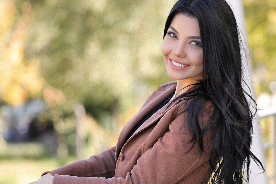 Chiroyli ayol oz yigitining qolini silkitadi