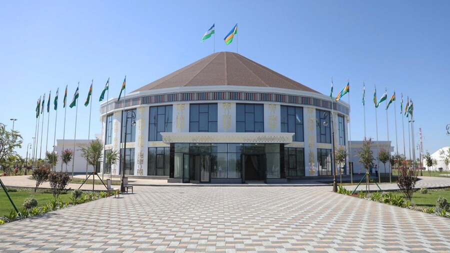 Rus pornosi: qizni gangbaging Rus ayol qin ichida sikiladi